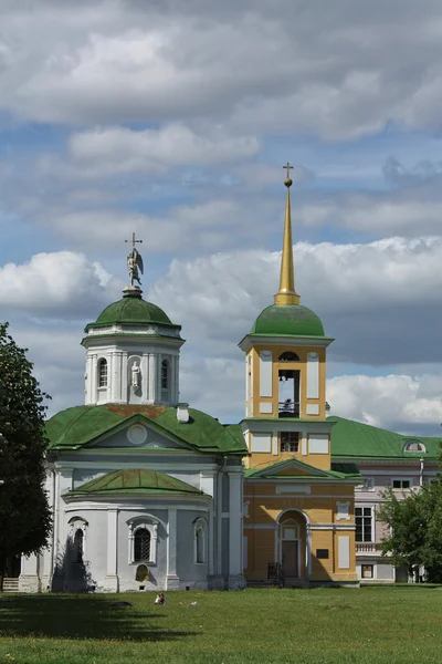 教会和 kuskovo 地产在钟楼的看法 — 图库照片