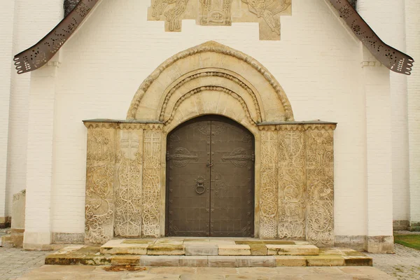 ネオ ロシア様式で建てられた正教会への入り口 — ストック写真