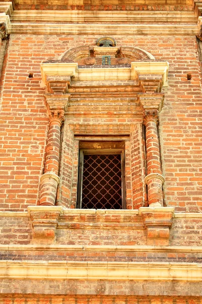Muro e finestra dell'edificio con recinzione (XVII secolo ) — Foto Stock