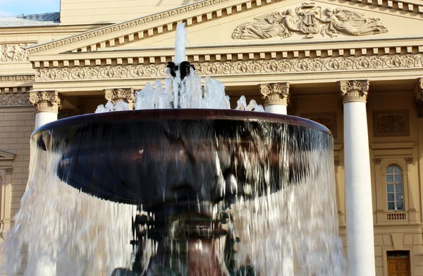 Fountain on the background of palace — Stock Photo, Image
