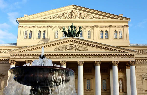 Fontänen på bakgrund av palace — Stockfoto