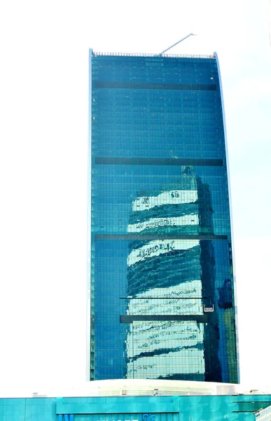 Reflexão no edifício da área "Cidade de Moscou " — Fotografia de Stock