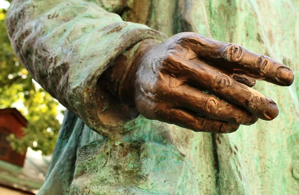 详细的青铜雕塑-一个男人的手 — 图库照片