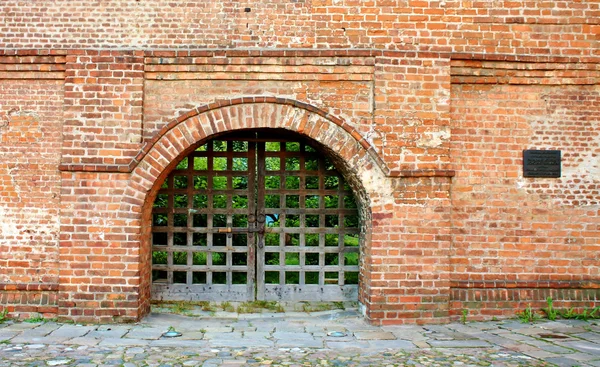 Stone wall of the seventeenth century with gate — Stock Photo, Image