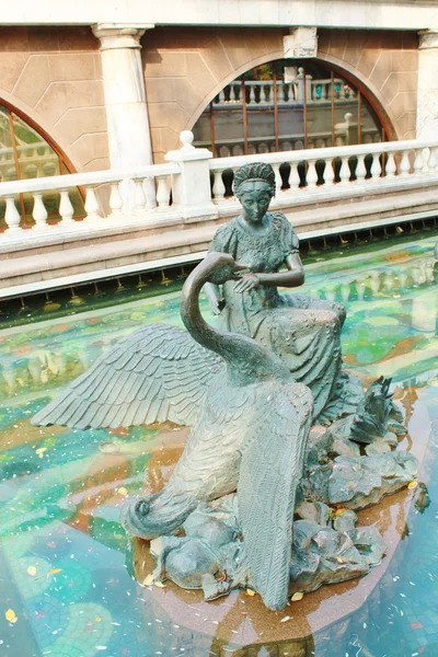Скульптура на русской сказке "Гуси-лебеди " — стоковое фото
