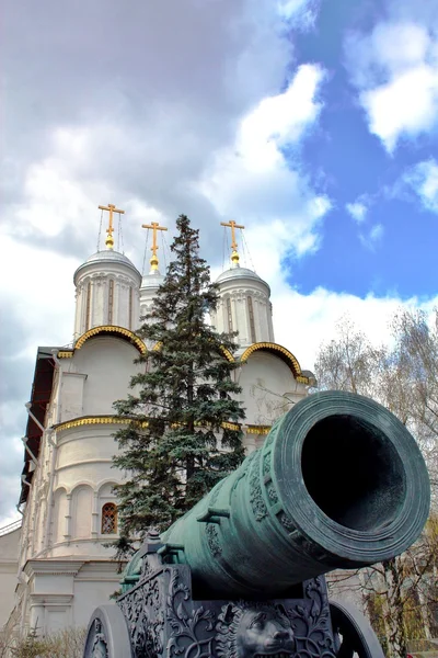 Kanonenkönig gegen den Tempel des Moskauer Kreml — Stockfoto