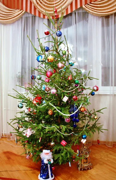 Weihnachtsbaum mit bunten Dekorationen — Stockfoto