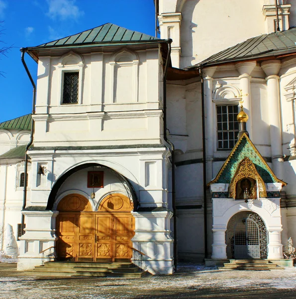 在莫斯科的 novospassky 修道院的庙入口处 — 图库照片