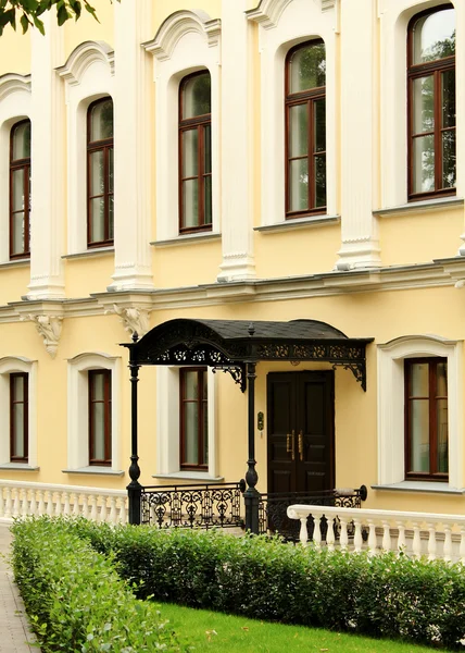 Gele façade van het gebouw staat — Stockfoto