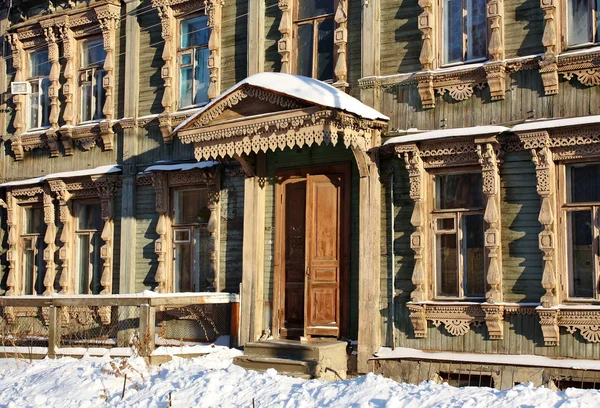 Fasada stary drewniany budynek w zimie — Zdjęcie stockowe