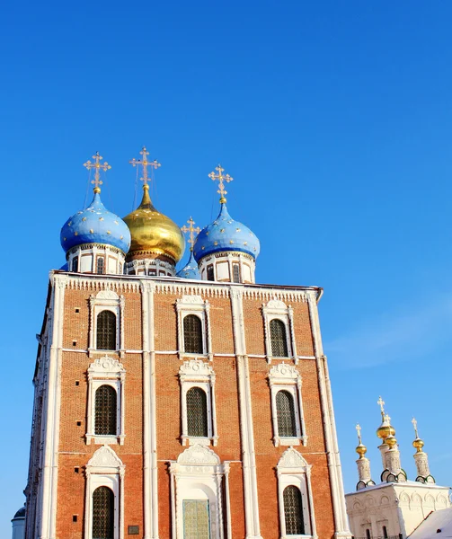Золотые купола Рязанского Кремля — стоковое фото