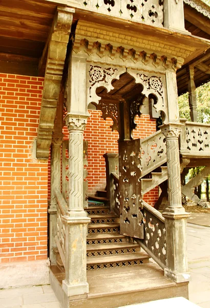 Trä entré och stegen till artonhundratalet hus — Stockfoto