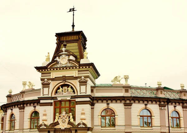 Фасад здания со скульптурой — стоковое фото