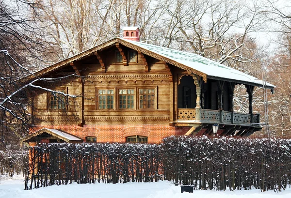 Budynek wykonany w stylu rosyjskim epicki w zimowym lesie — Zdjęcie stockowe