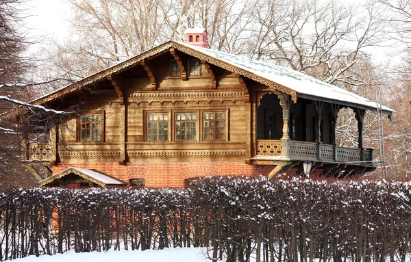 Budova v ruském eposu stylu v zimním lese — Stock fotografie