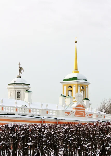 Finca Kuskovo. Vista de la iglesia del palacio con un campanario — Foto de Stock