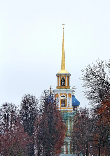 Bakır spire ile çan kulesi — Stok fotoğraf