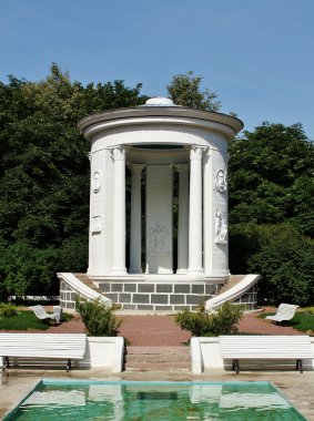 gazebo rotonde in neskuchny tuin in Moskou