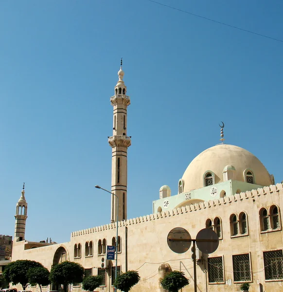 Moskeija Syyrian kaupungissa — kuvapankkivalokuva