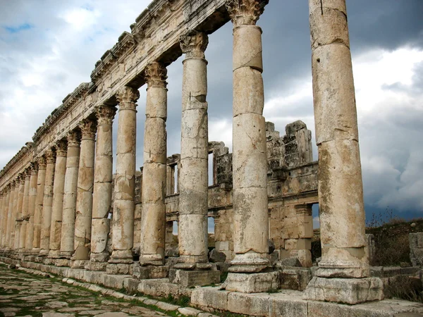 Colunas de Apamea antigo — Fotografia de Stock
