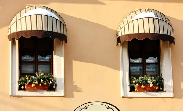 Deux fenêtres sur le mur de fond de la couleur café — Photo
