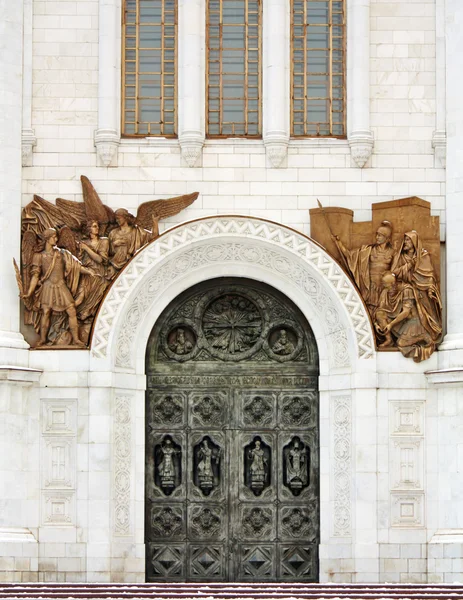 Entrance to the temple of Christ the Saviour Cathedral in Moscow — Stock Photo, Image