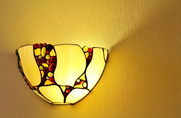 Лампа на стене — стоковое фото