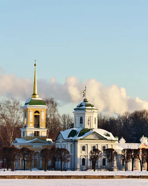 Finca Kuskovo. Vista de la iglesia del palacio con un campanario desde —  Fotos de Stock