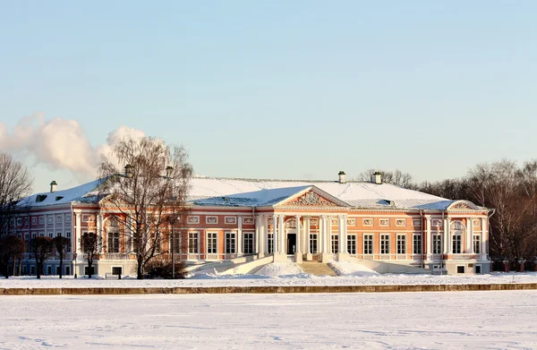 Kuskovo nieruchomości. Widok Pałacu Książęcego z wielkim stawem — Zdjęcie stockowe
