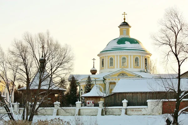 Zimowy pejzaż z kościoła — Zdjęcie stockowe