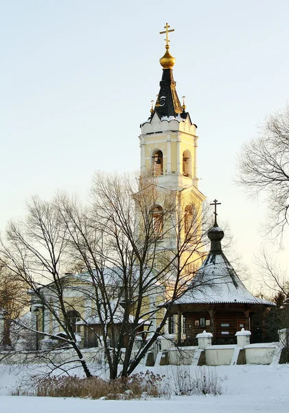Winterlandschaft mit Kirche — Stockfoto