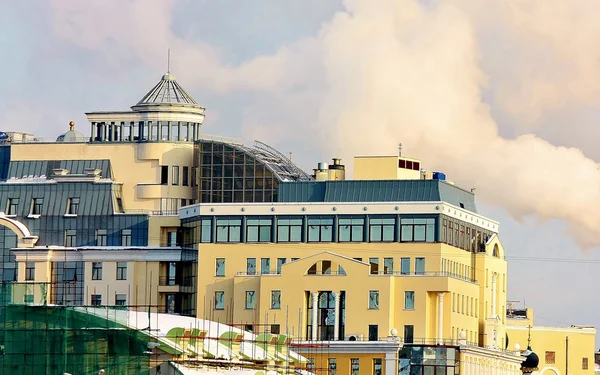 Edificio moderno con torre — Foto Stock