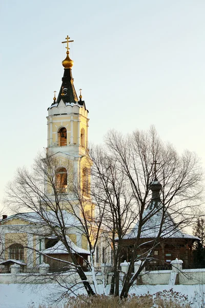 Winterlandschaft mit Kirche — Stockfoto