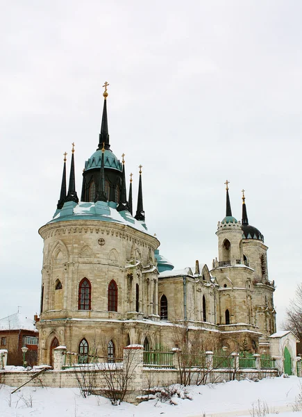 Vit stenkyrka byggdes ryska gotisk stil (pseudo gotiska) — Stockfoto