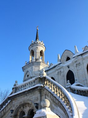 Rus Gotik tarzda (sözde Gotik inşa edilmiş beyaz taş Kilisesi)