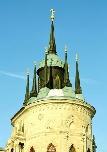 Topo da igreja construída em estilo gótico russo (pseudo gótico ) — Fotografia de Stock