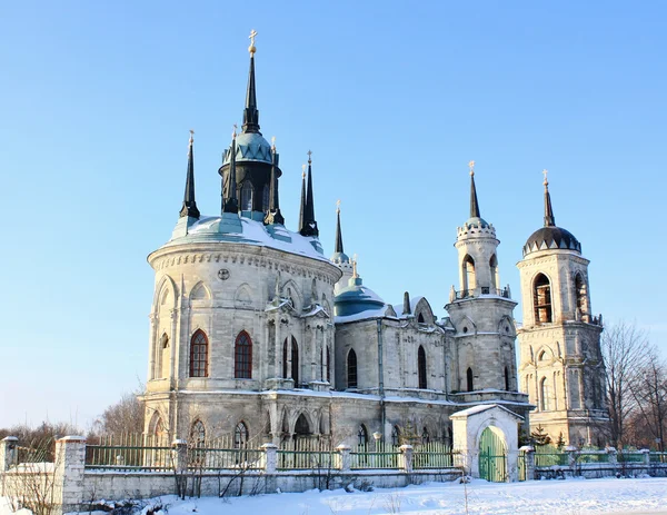 Igreja de pedra branca construída em estilo gótico russo (pseudo gótico ) — Fotografia de Stock