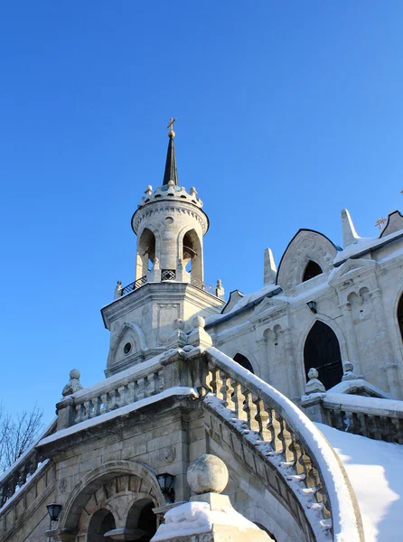 Bílý kamenný kostel, postavený v ruském gotickém slohu (pseudo gothic) — Stock fotografie