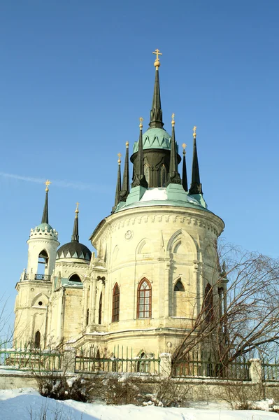 Vit stenkyrka byggdes ryska gotisk stil (pseudo gotiska) — Stockfoto