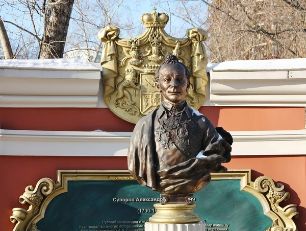 Standbeeld van a. suvorov in het stadspark — Stockfoto