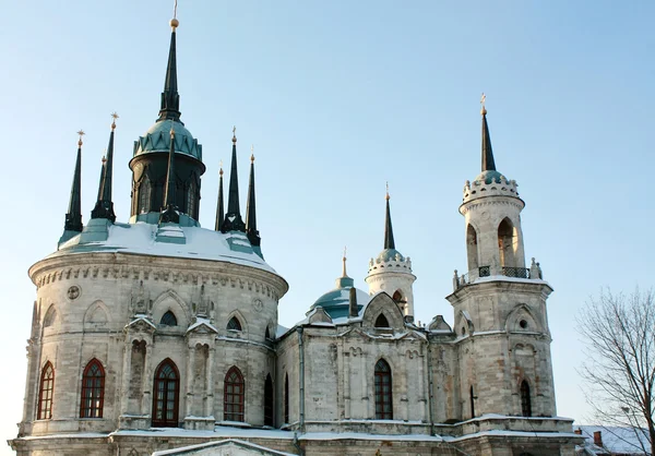 Bílý kamenný kostel, postavený v ruském stylu gotiky — Stock fotografie
