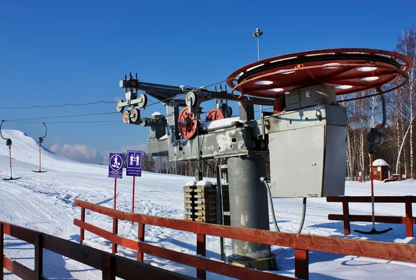 Dispositivo de elevação de esquiadores — Fotografia de Stock