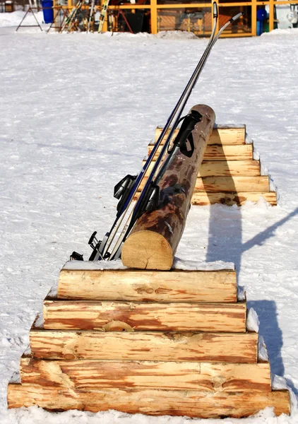 Åka skidor i solen — Stockfoto