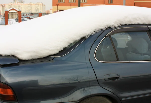 Śnieg na dachu samochodu — Zdjęcie stockowe