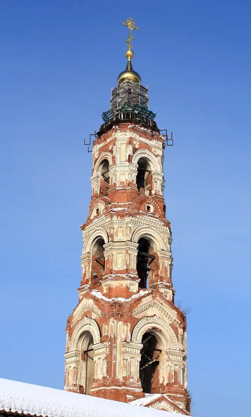 市中心的圣尼古拉斯 berlyukovsky 寺钟楼 — 图库照片