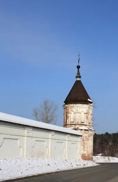 Väggen står hög av St nicholas berlyukovsky kloster — Stockfoto