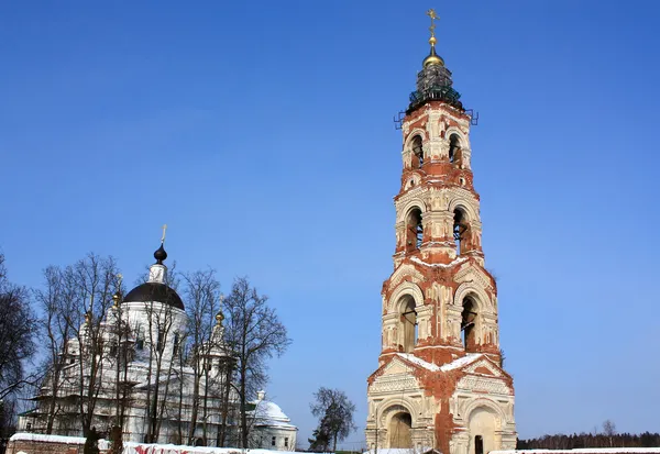 Kerk en klokkentoren van de st. nicholas berlyukovsky klooster — Stockfoto