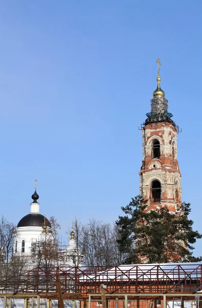 教会と聖ニコラス berlyukovsky 修道院の鐘楼 — ストック写真
