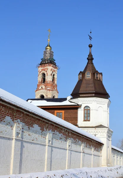 Väggen tornet och klockstapeln i klostret st. nicholas berlyukovsky — Stockfoto