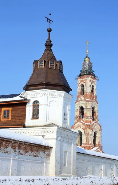 Torre de la pared y campanario del monasterio de San Nicolás Berlyukovsky — Foto de Stock